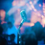 Micrófono retro en una sala de conciertos