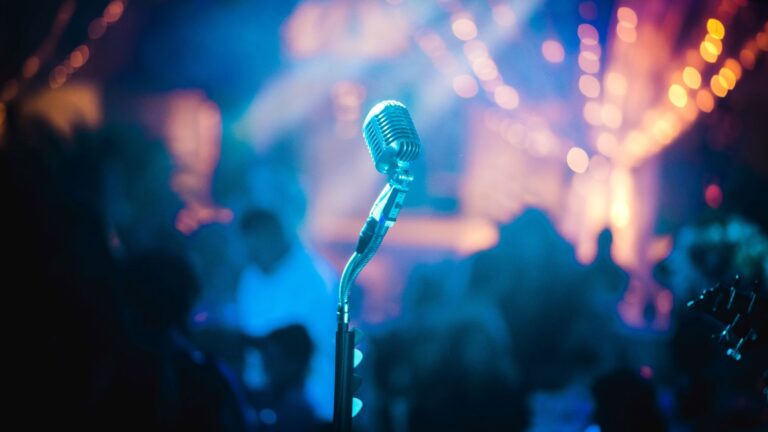Micrófono retro en una sala de conciertos