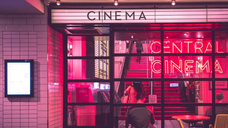 Puerta de un cine
