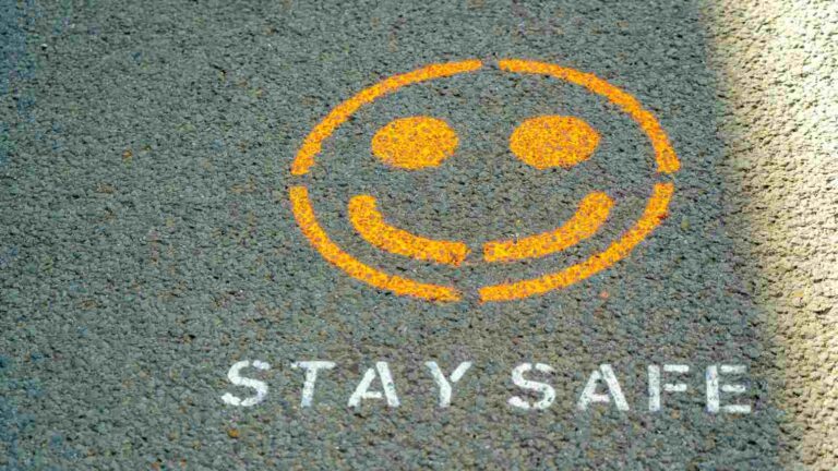 Emoji feliz con mensaje positivo
