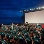 Personas en un cine de verano