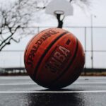 Pelota de baloncesto en el suelo de una cancha