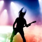 Guitarrista heavy encima de un escenario