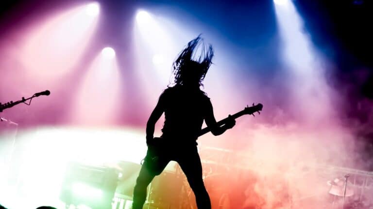 Guitarrista heavy encima de un escenario