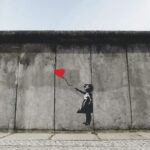 Obra de Banksy en un muro