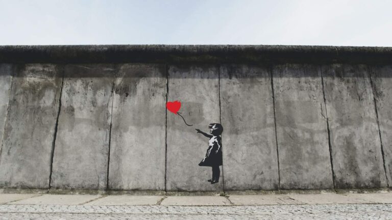 Obra de Banksy en un muro