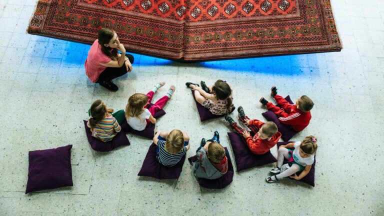 Niños junto a una profesora en un museo