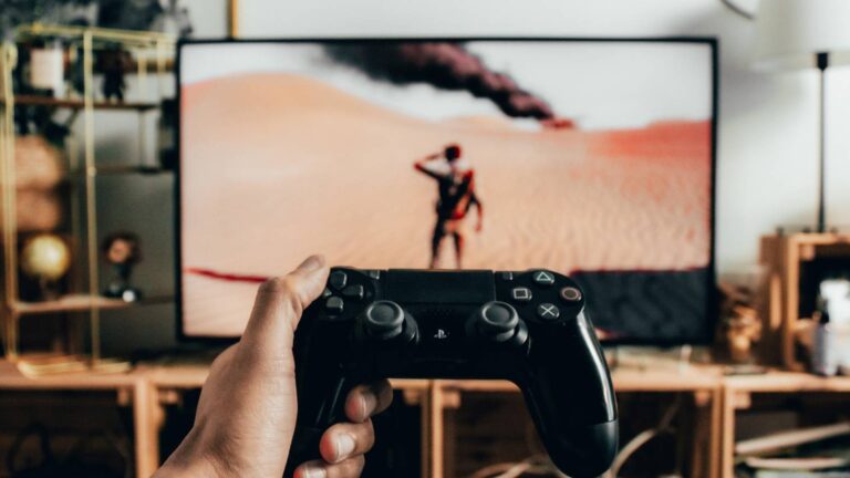 Mando de consola con TV al fondo
