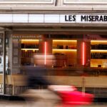 Cartelera de un teatro con la obra Los Miserables