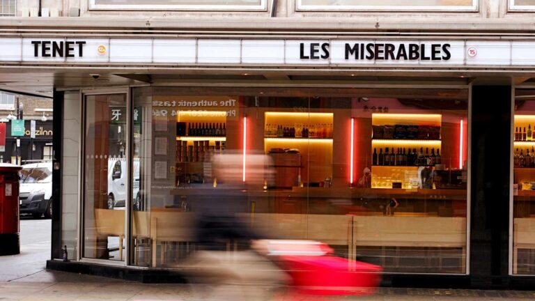 Cartelera de un teatro con la obra Los Miserables