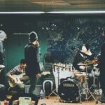 Grupo de música ensayando
