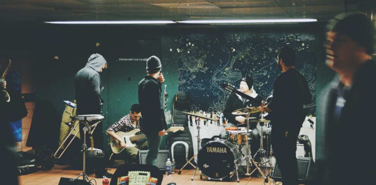 Grupo de música ensayando
