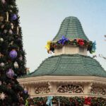 Árbol de Navidad junto a un edificio de Disneyland Paris