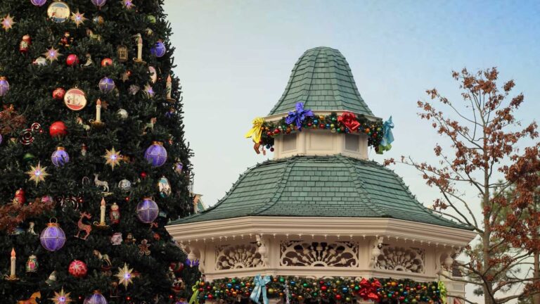 Árbol de Navidad junto a un edificio de Disneyland Paris