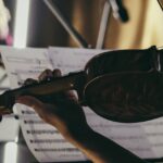 Persona tocando el violín