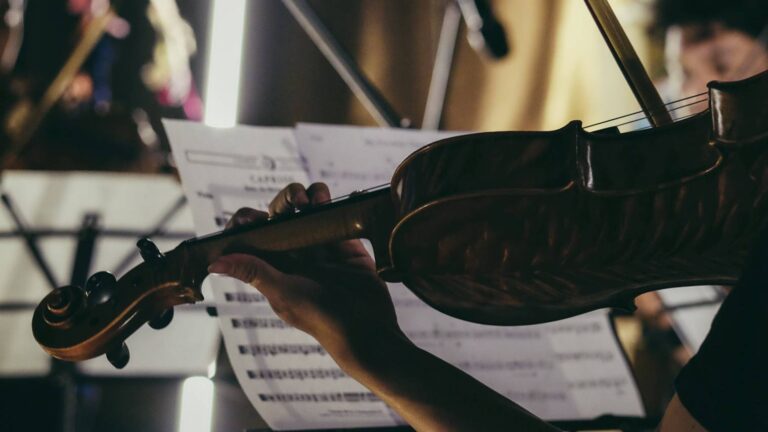 Persona tocando el violín