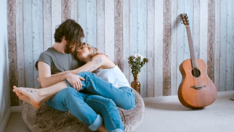 Pareja junto a una guitarra