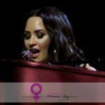 Imagen de Demi Lovato cantando