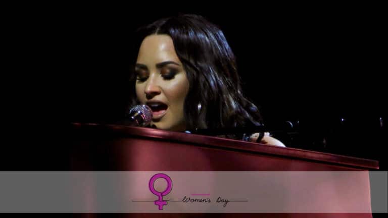 Imagen de Demi Lovato cantando