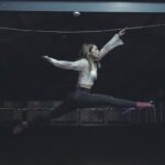 Mujer haciendo un paso de danza