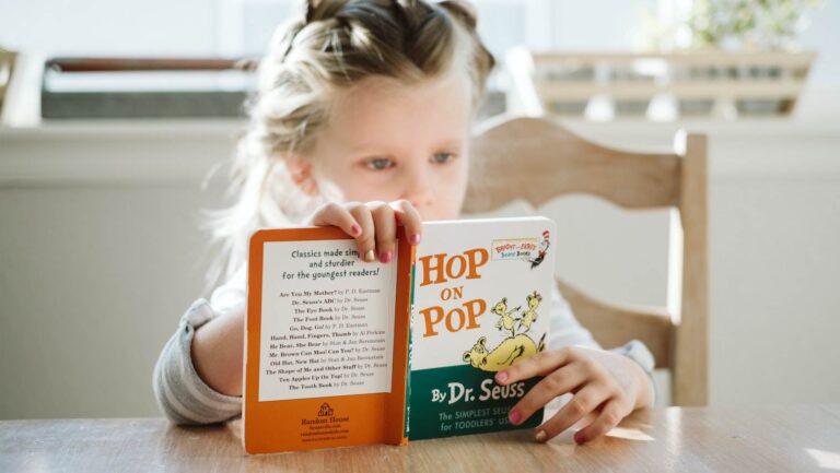 Niña leyendo un libro en inglés