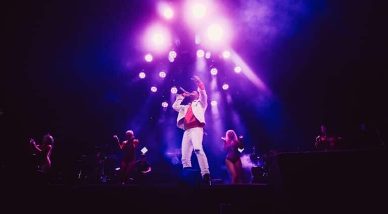 Cantante encima de un escenario