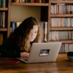 Niña estudiando con el ordenador