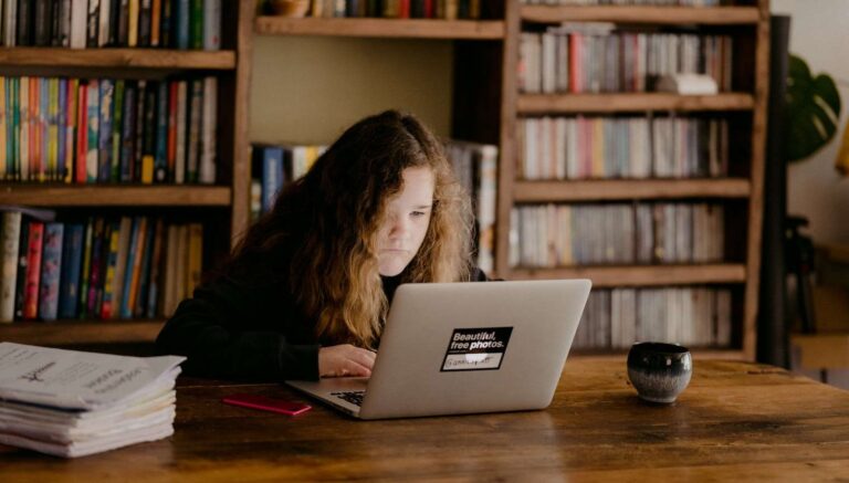 Niña estudiando con el ordenador