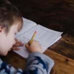 Niño haciendo ejercicios de matemáticas
