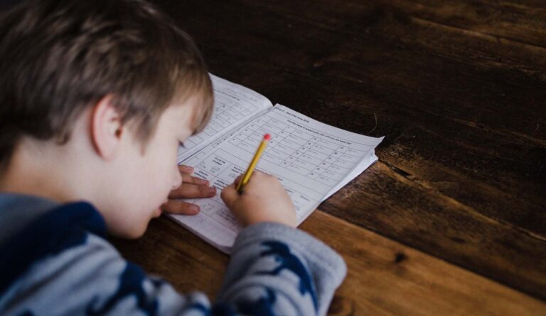 Niño haciendo ejercicios de matemáticas