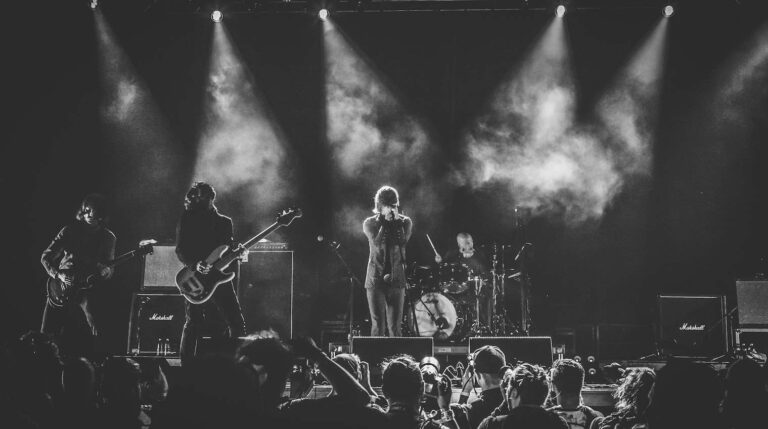 Grupo de rock encima de un escenario