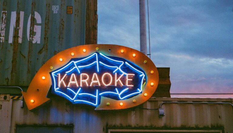 Cartel de un local de karaoke