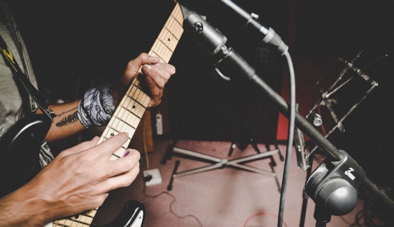 Guitarrista tocando un solo de guitarra