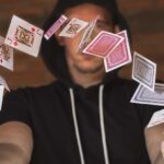 Mago haciendo un truco con una baraja