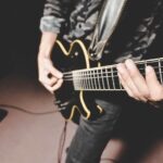 Hombre tocando la guitarra
