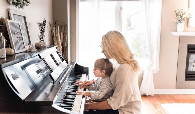 Madre con su hijo tocando el piano