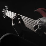Guitarrista tocando con la zurda