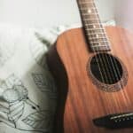 guitarra encima de un sofá