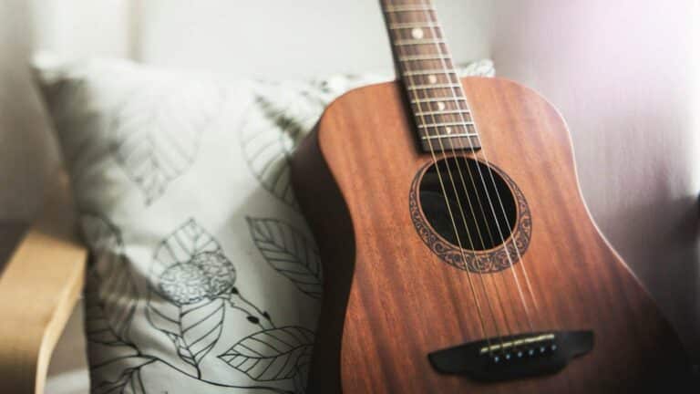 guitarra encima de un sofá