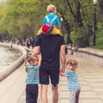 padre con hijos