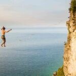 Hombre practicando slacklining